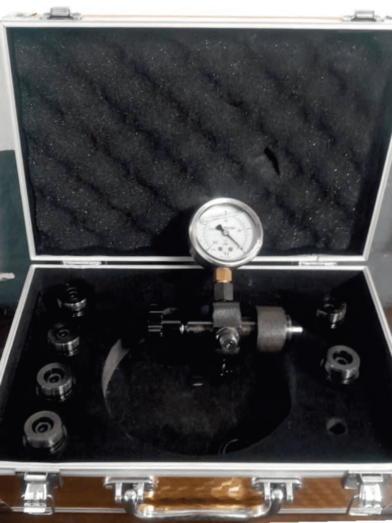 nitrogen charging kit for piston accumulators with gauge and hose